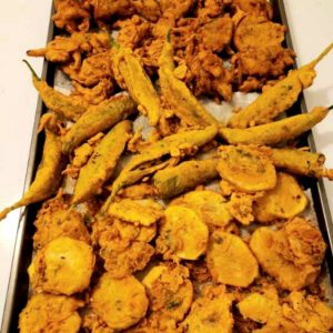 Mixed bhajiyas/fritters (onion,potato, chili )